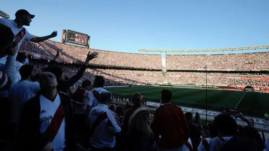 Investigan a mujer que pone pirotecnia en niña en disturbios en River-Boca