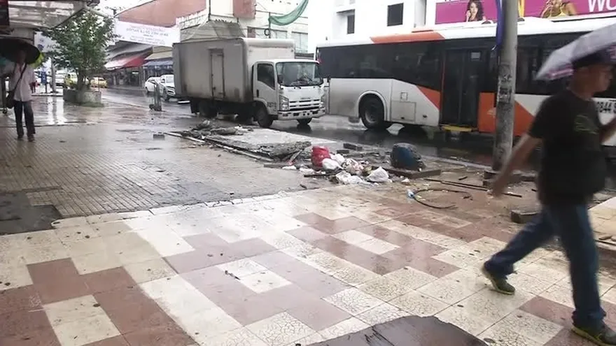 Alcaldía desaloja a buhoneros