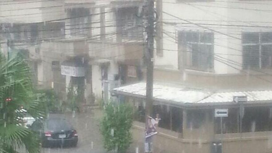 Primeras lluvias inundan calles capitalinas