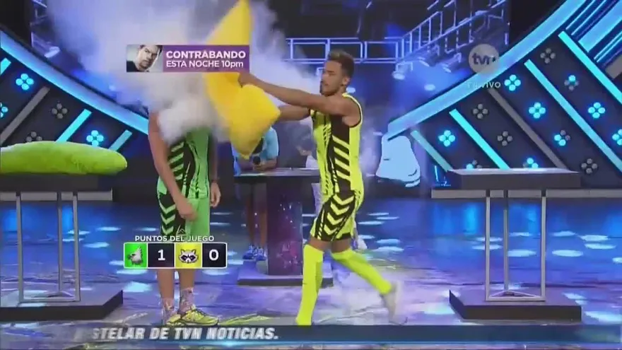 Impactantes los almohadazos que se dieron los guerreros