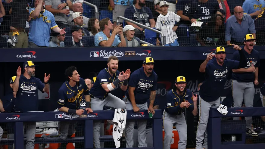 Jugadores de los Cerveceros celebran en medio de la consternación de los fanáticos de los Rays