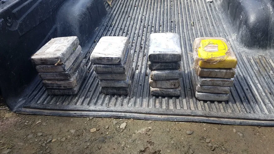 La droga esta debajo de un cobertor.