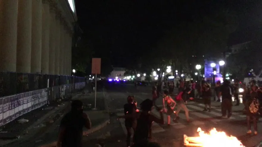 Argentinas chocan con policía tras marcha por Día de la mujer.