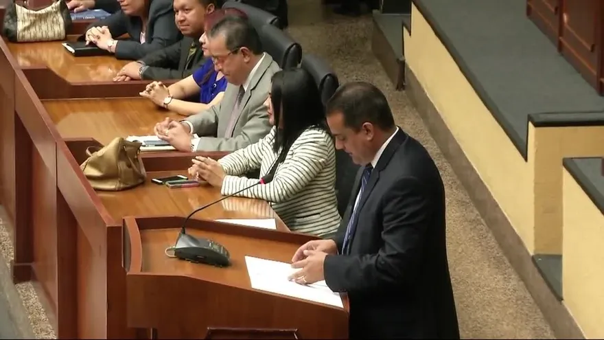 Presentan proyecto que multará a empresas que contraten extranjeros sin permiso laboral