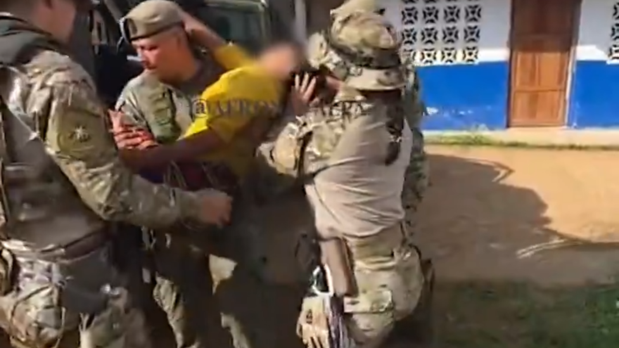 Momento en que la mujer encontrada en Chimán fue trasladada al centro médico