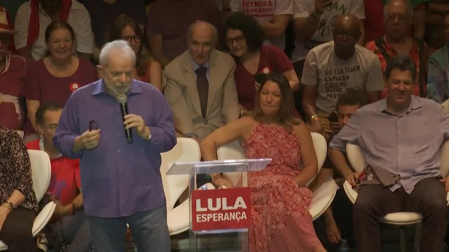 Lula recibe apoyo de artistas e intelectuales en Rio