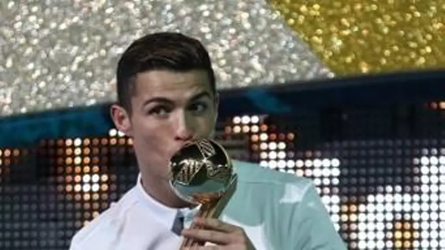 Cristiano Ronaldo besa el trofeo de Balón de Oro del Mundial de clubes