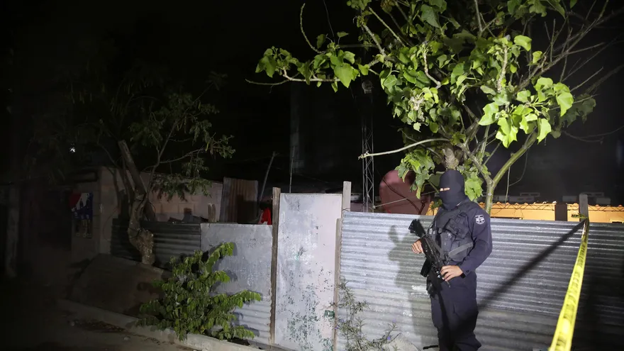 Agentes de la Policía Nacional Civil (PNC) inspeccionan el lugar donde nueve personas, 5 pandilleros y 4 mujeres, fueron asesinadas hoy en El Salvador, en el municipio de San Martín (este), según informó la Fiscalía General de la República