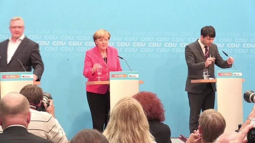 Merkel admite errores en política migratoria tras revés comicial