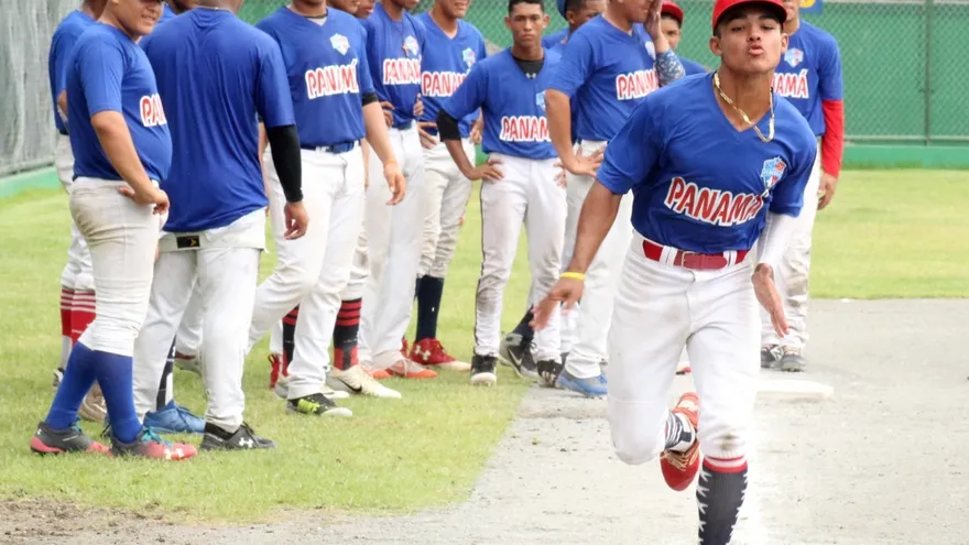 Jugadores de la Preselección de Béisbol Sub-15 de Panamá en sus entrenamientos