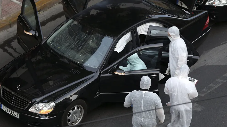 Policías recogen pruebas del vehículo blindado del ex jefe del Gobierno griego Lukás Papadimos