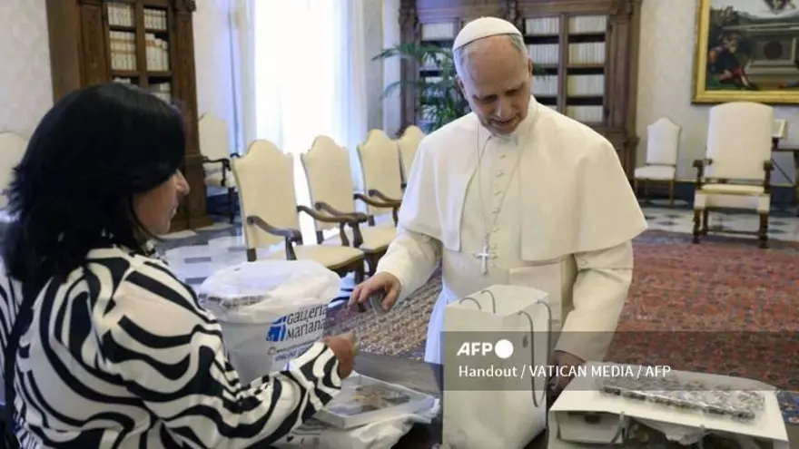 Esta fotografía difundida por los medios del Vaticano muestra al Papa León XIV con la funcionaria del Registro Nacional de Identificación y Estado Civil (RENIEC) del Perú, Yoli Bocanegra, mientras actualiza los datos de su documento de identidad electrónico peruano dentro de la sección "Identificación".