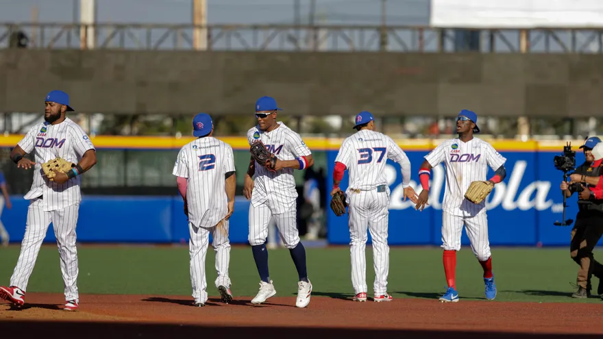 Jugadores de República Dominicana celebran tras su victoria ante Puerto Rico en la Serie del Caribe 2026
