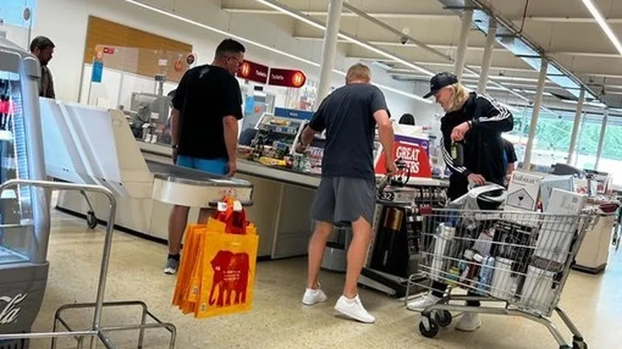 Erling Haaland en un supermercado.