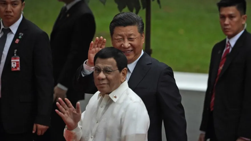 El presidente de China, Xi Jinping (atrás C), y el presidente de Filipinas, Rodrigo Duterte.