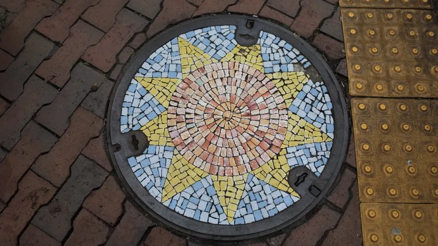 Foto tomada el 22 de noviembre de 2017 muestra una tapa de alcantarilla diseñada en Kawaguchi, prefectura de Saitama, en Japón.