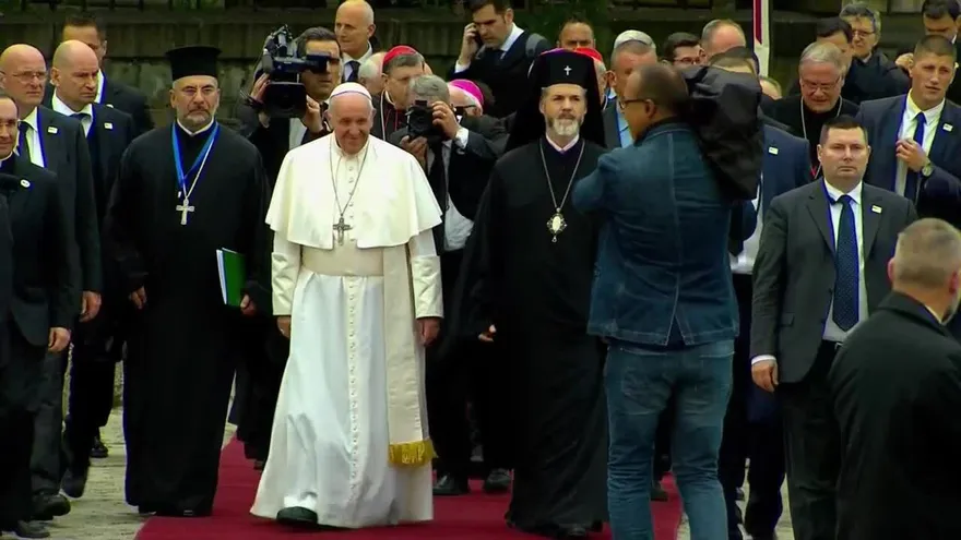 El papa pidió desde Bulgaria que no se cierre el corazón a los migrantes