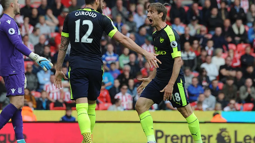 Olivier Giroud y Nacho Monreal (d) celebran uno de los goles del Arsenal ante Stoke City