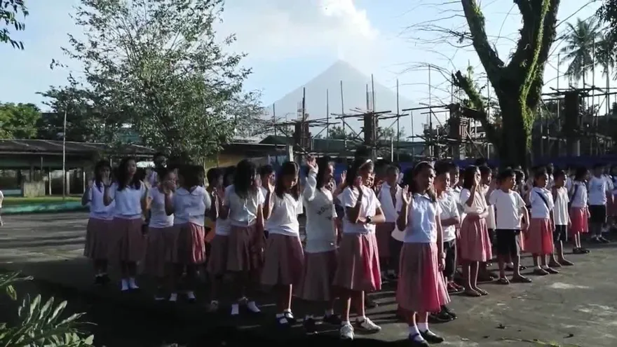El volcán filipino Mayon baja su actividad aunque los evacuados suman 80.000