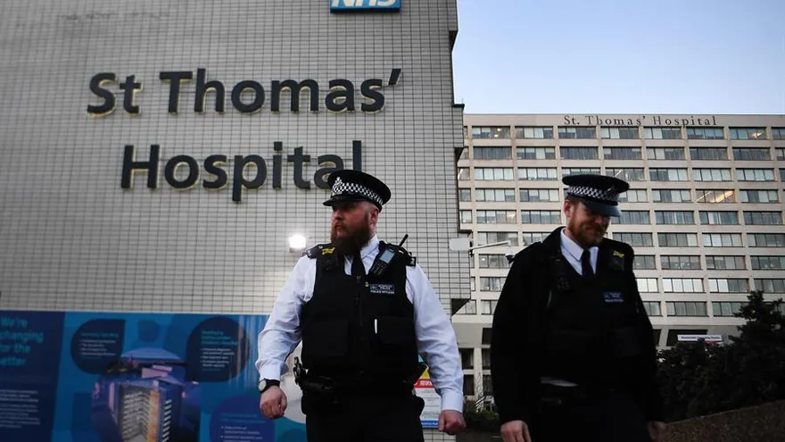 Boris Johnson, 'estable' y con 'buen ánimo' en cuidados intensivos