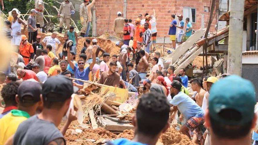 Vecinos y rescatistas fueron registrados este sábado al buscar bajo la tierra a las víctimas que fueron sepultadas por un alud en Niteroi, Río de Janeiro.