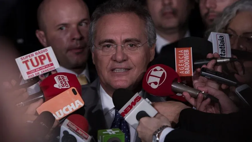 El presidente del Senado brasileño, Renan Calheiros (c), habla con la prensa hoy, 6 de diciembre de 2016, en la ciudad de Brasilia. La Mesa Directiva del Senado brasileño anunció hoy que no acepta la decisión cautelar dictada por un juez del Supremo que separó de su cargo al presidente de ese órgano legislativo, Renán Calheiros.