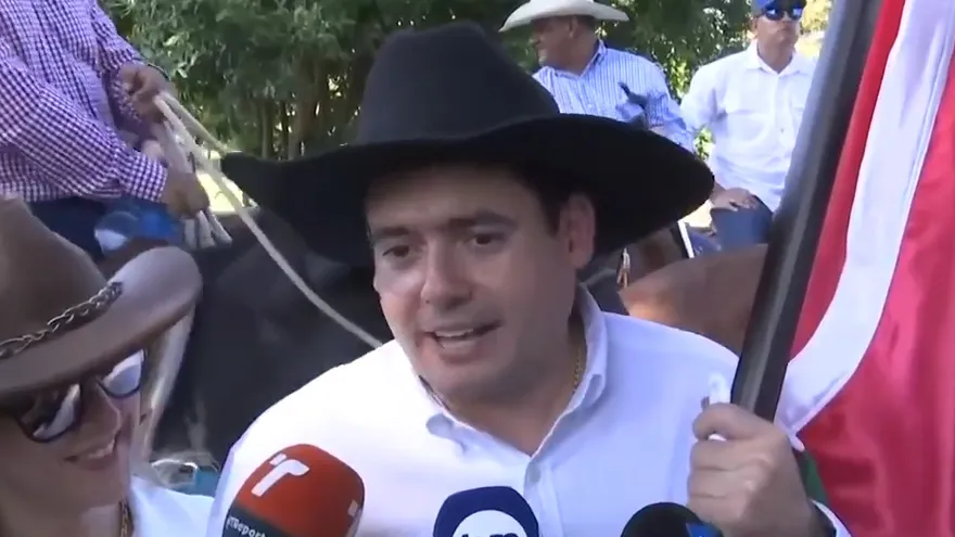 Carrizo participa de abanderado en cabalgata en David