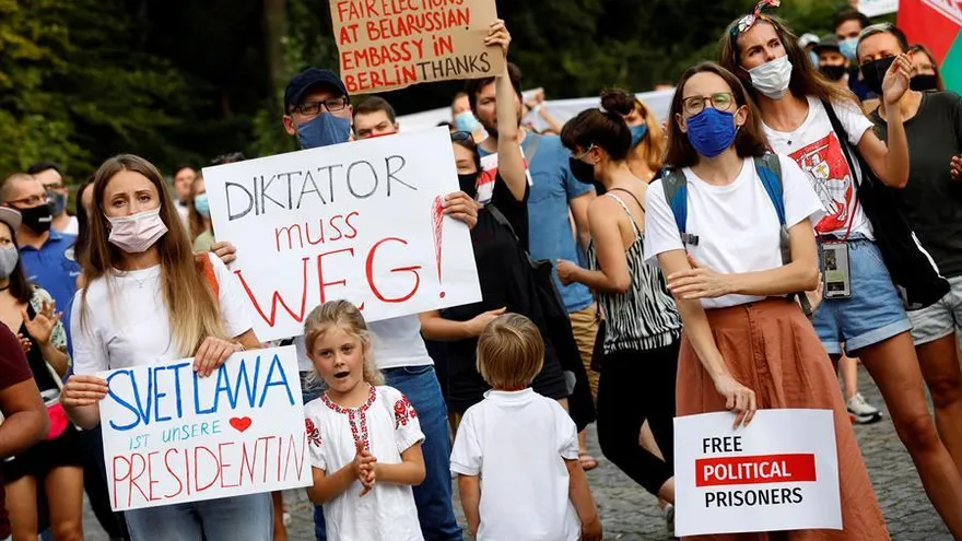 La principal rival del presidente de Bielorrusia sale del país, la UE amenaza con sanciones