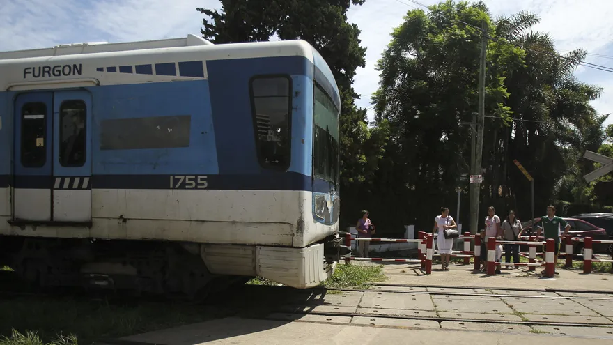 Tres argentinos desarrollaron el primer autobús de pasajeros híbrido del país, que combina un motor diésel y otro de energía hidráulica para tratar de reducir el impacto ambiental