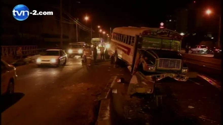 Bus de Panamá - Colón pierde eje delantero