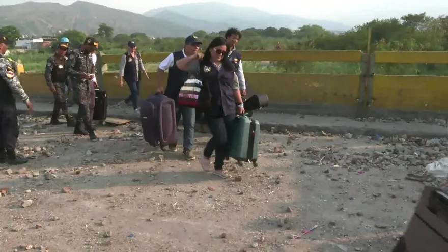 Diplomáticos regresaron a pie a Colombia desde Venezuela