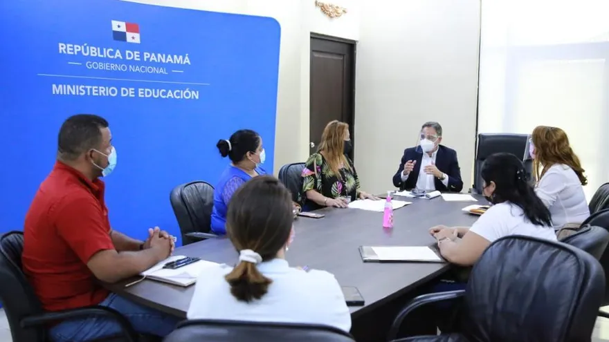 Padres de familia de escuelas particulares. Foto/Ilustrativa