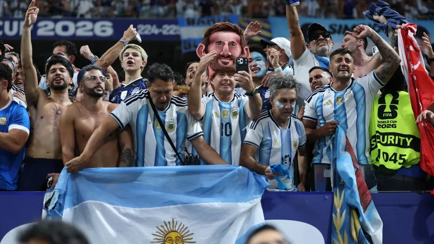 Afición de Argentina en el partido de semifinales Inglaterra vs Argentina