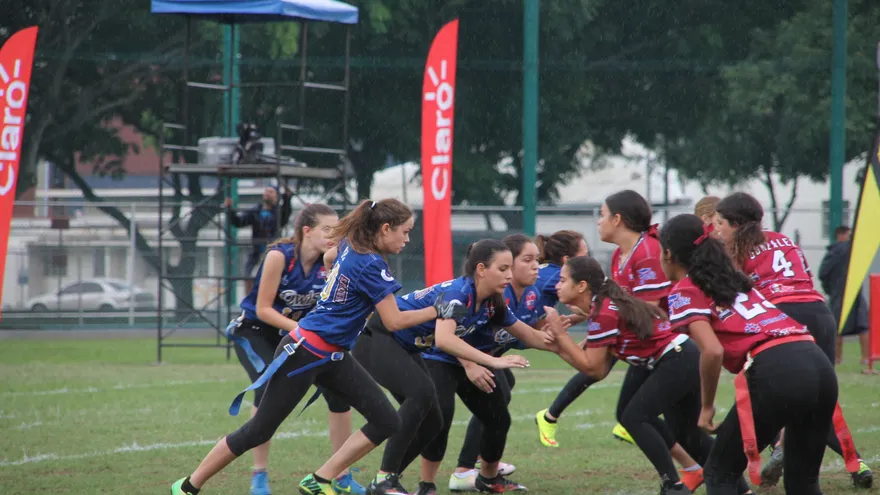 Acción del partido entre las  Owls y las Slaves en el Flag Football Femenino Kiwanis