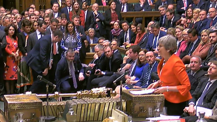 La primera ministra británica, Theresa May, al inicio de su discurso durante una sesión de la Cámara de los Comunes.