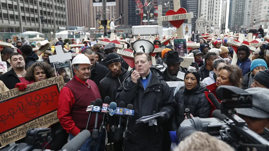 La marcha fue liderada por el reverendo Michael Pfleger, pastor de la Iglesia Santa Sabina