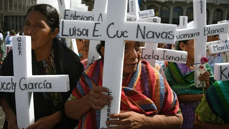Mujeres indígenas guatemaltecas marchan en el Día de la Eliminación de la Violencia contra la Mujer, debido a unos 628 casos de mujeres muertas por violencia.