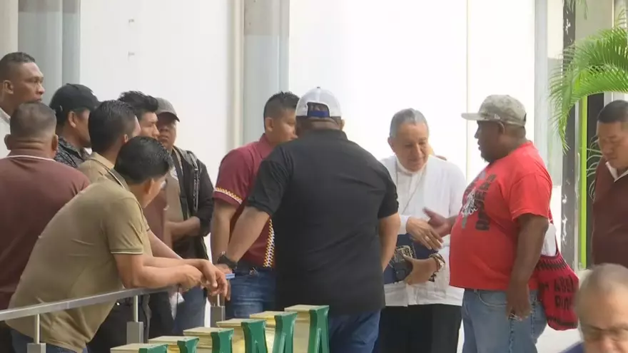 Monseñor José Domingo Ulloa se reunió con dirigentes sindicales del sector bananero de Bocas del Toro