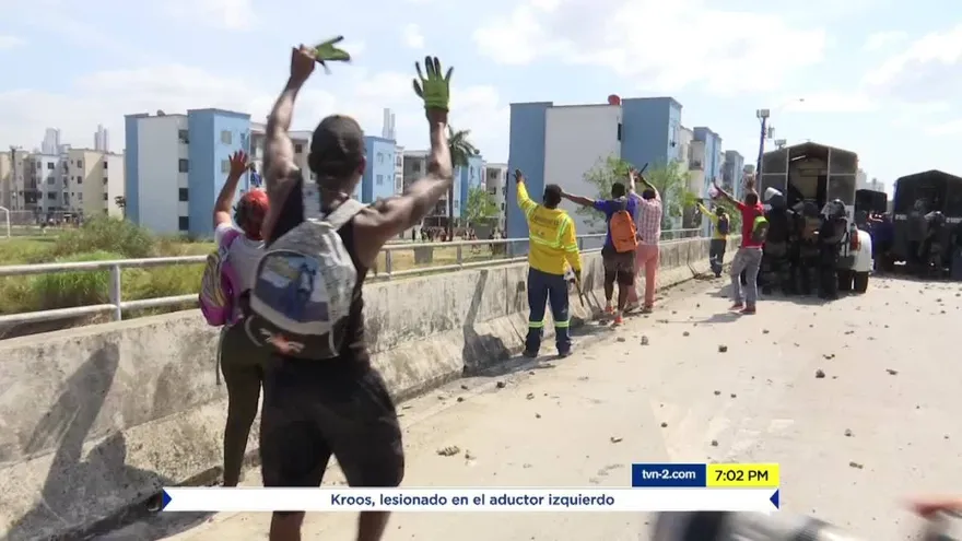 Enfrentamientos entre la policía y curundeños cerca al antiguo Mercado de Abastos