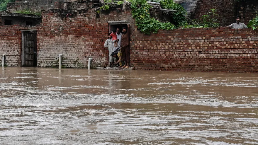 Inundaciones y deslaves causados por el monzón dejan comunidades enteras bajo el agua en Pakistán.