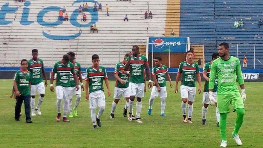 José Calderón y su atajada de tiro libre en Honduras