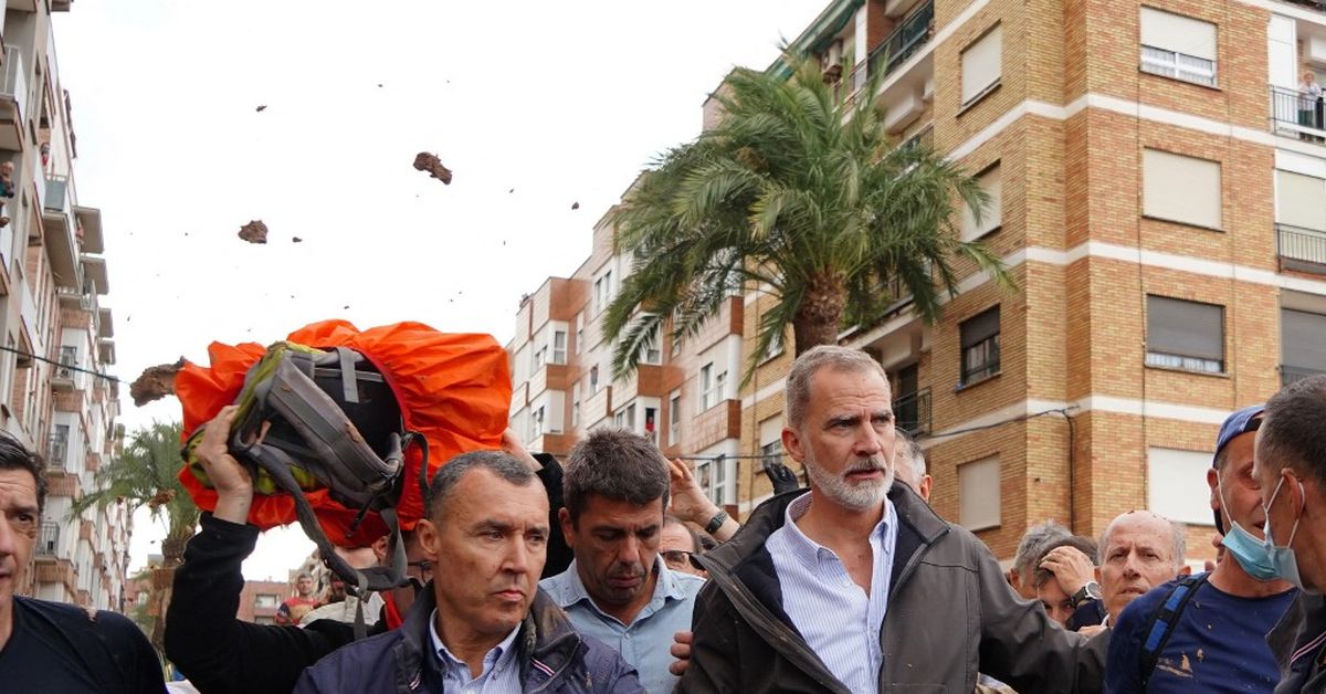 Pedro Sánchez y los reyes de España evacuados en Valencia tras ...