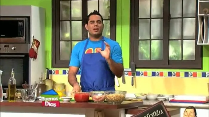 Spaghetti integral con pollo en salsa roja