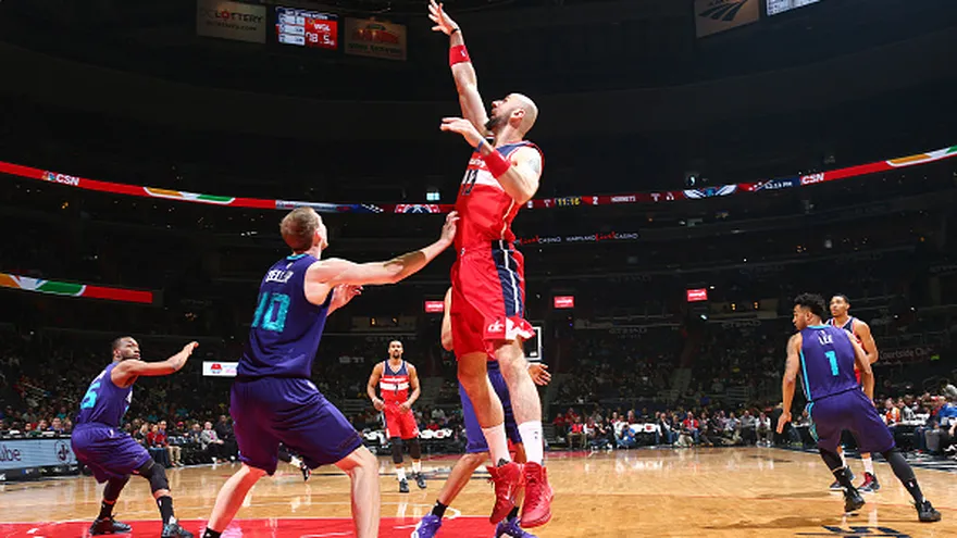 Marcin Gortat encabezó el ataque los Wizards ante los Hornets