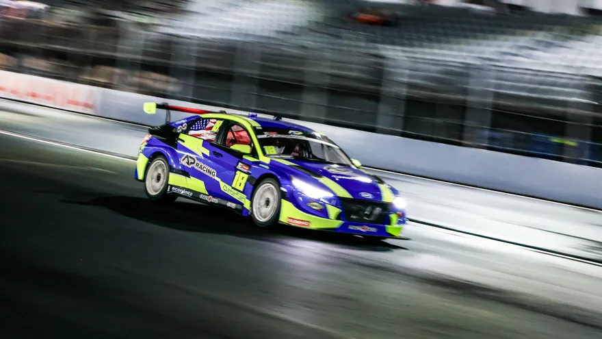 Oscar Terán conduce su vehículo