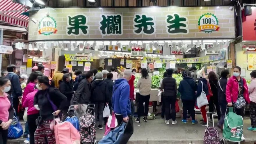 Restricciones en Hong Kong revivenr escenas de pánico en las compras