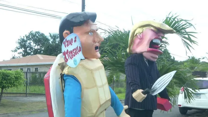 La tradición de los muñecos de año viejo se toman la Vía Interamericana