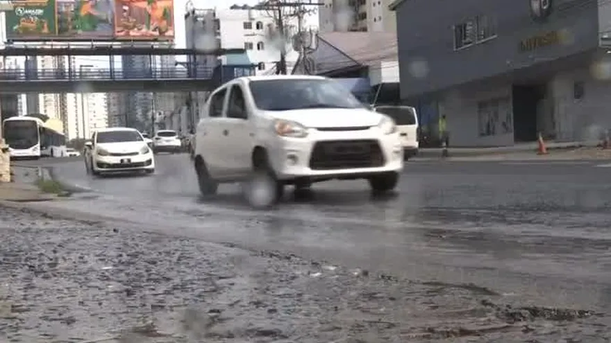 Denuncian desborde de aguas residuales en La Cresta