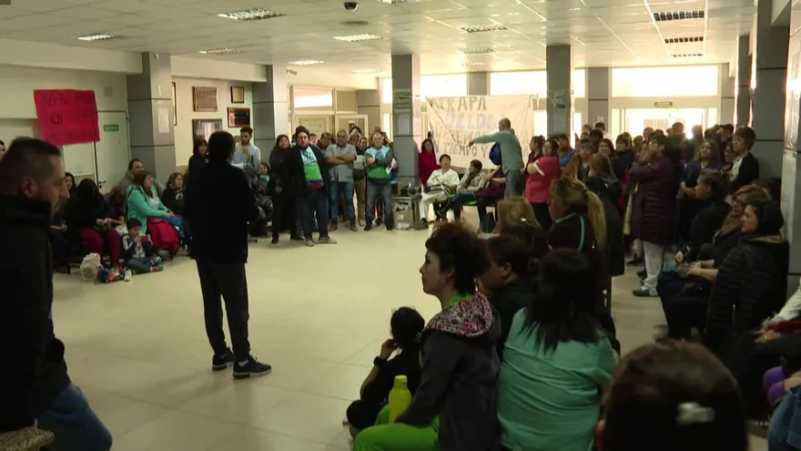 Huelgas y escuelas cerradas, el sur petrolero argentino estrangulado por crisis