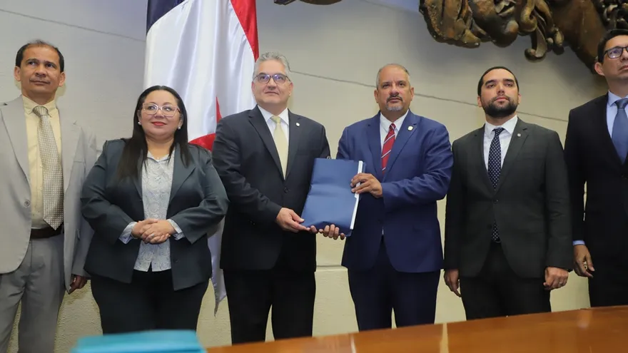 El ministro de la Presidencia, Juan Carlos Orillac, presentó el miércoles 17 de septiembre ante el pleno de la Asamblea Nacional el proyecto de ley que busca derogar la Ley 9 del 20 de junio de 1994 y transformar de manera estructural la Carrera Administrativa.